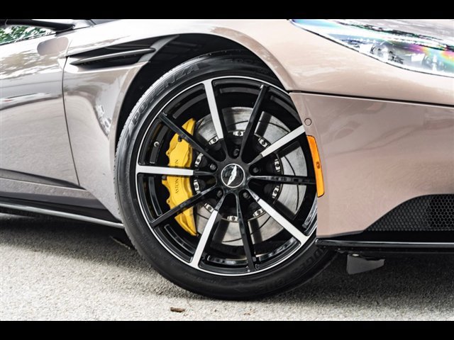 Used 2023 Aston Martin DB11 Coupe RWD image 2