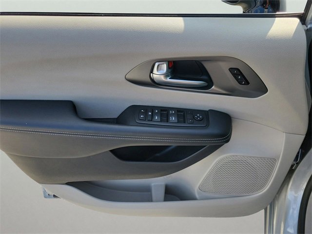 Used 2024 Chrysler Pacifica Touring-L image 12