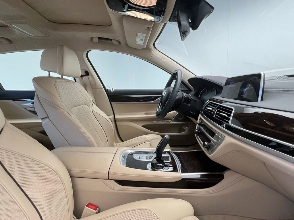 Used 2017 BMW 750i image 5