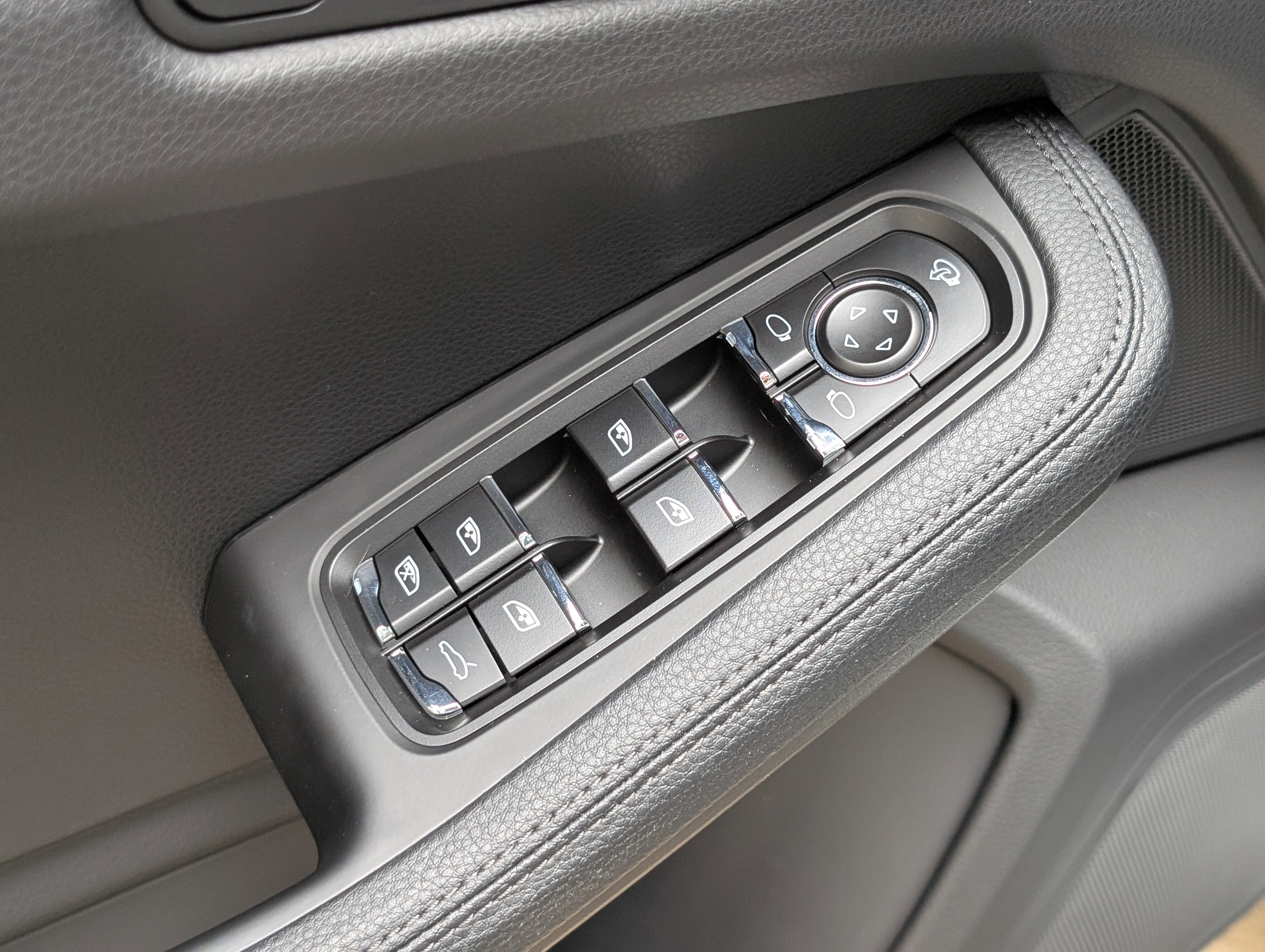 Certified 2025 Porsche Macan image 20