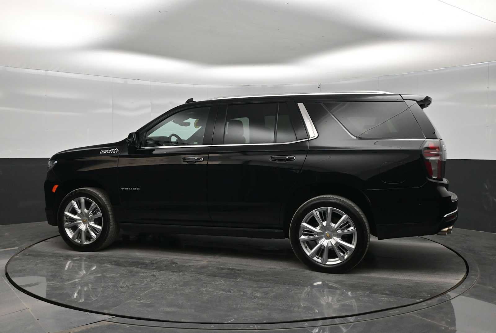Used 2024 Chevrolet Tahoe High Country w/ Premium Package AWD/4WD image 5