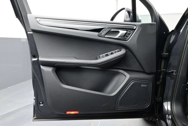 Certified 2025 Porsche Macan AWD/4WD image 7