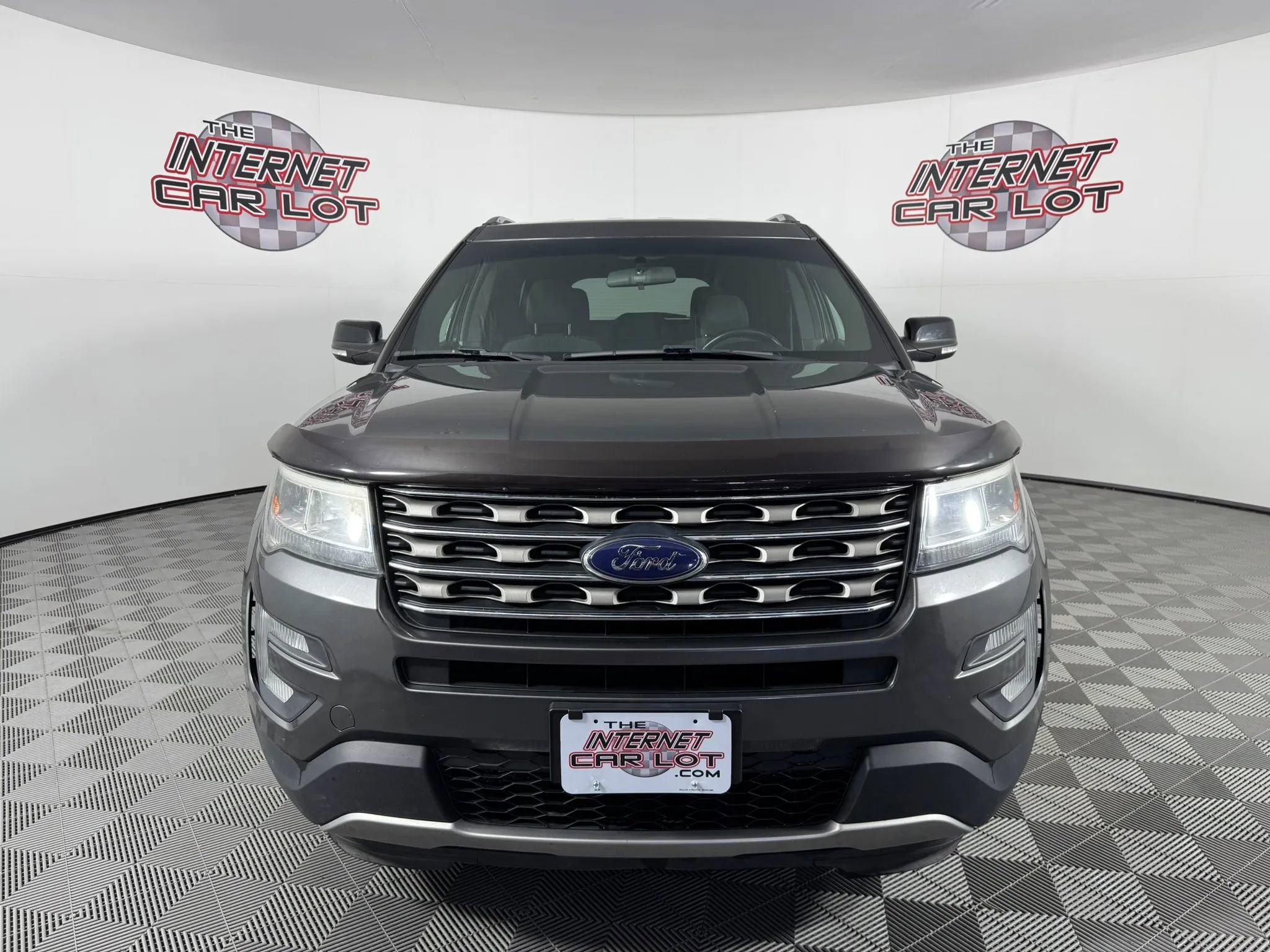 Used 2017 Ford Explorer XLT w/ Class II Trailer Tow Package AWD/4WD image 2