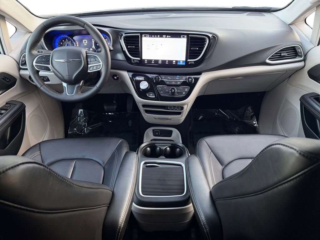 Used 2024 Chrysler Pacifica Touring-L image 10