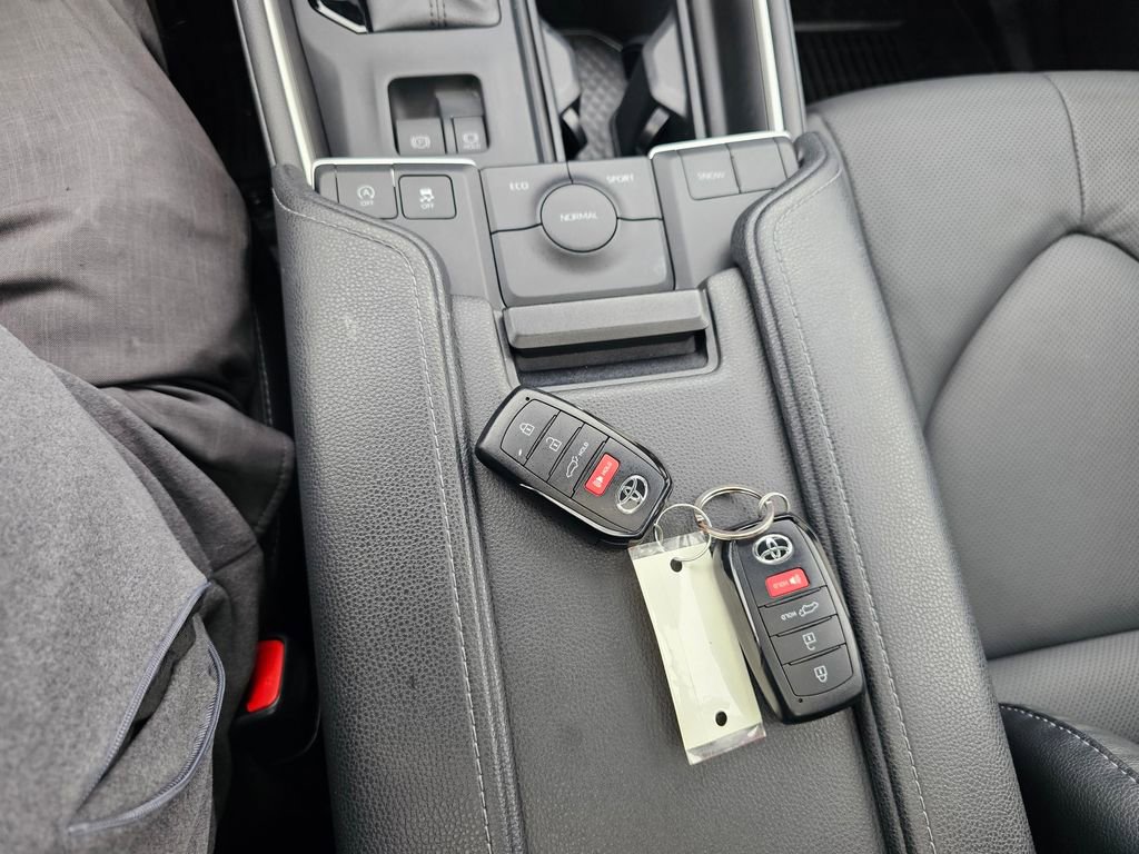 Used 2024 Toyota Grand Highlander Limited image 32