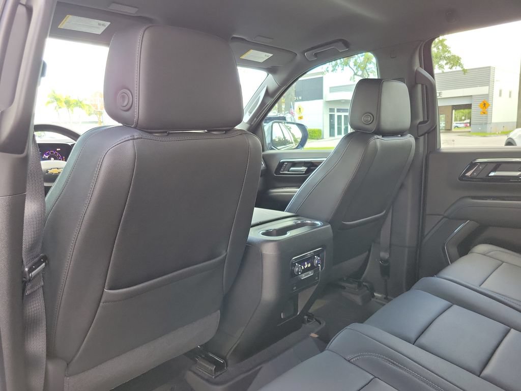 Used 2026 Chevrolet Suburban LT RWD image 9