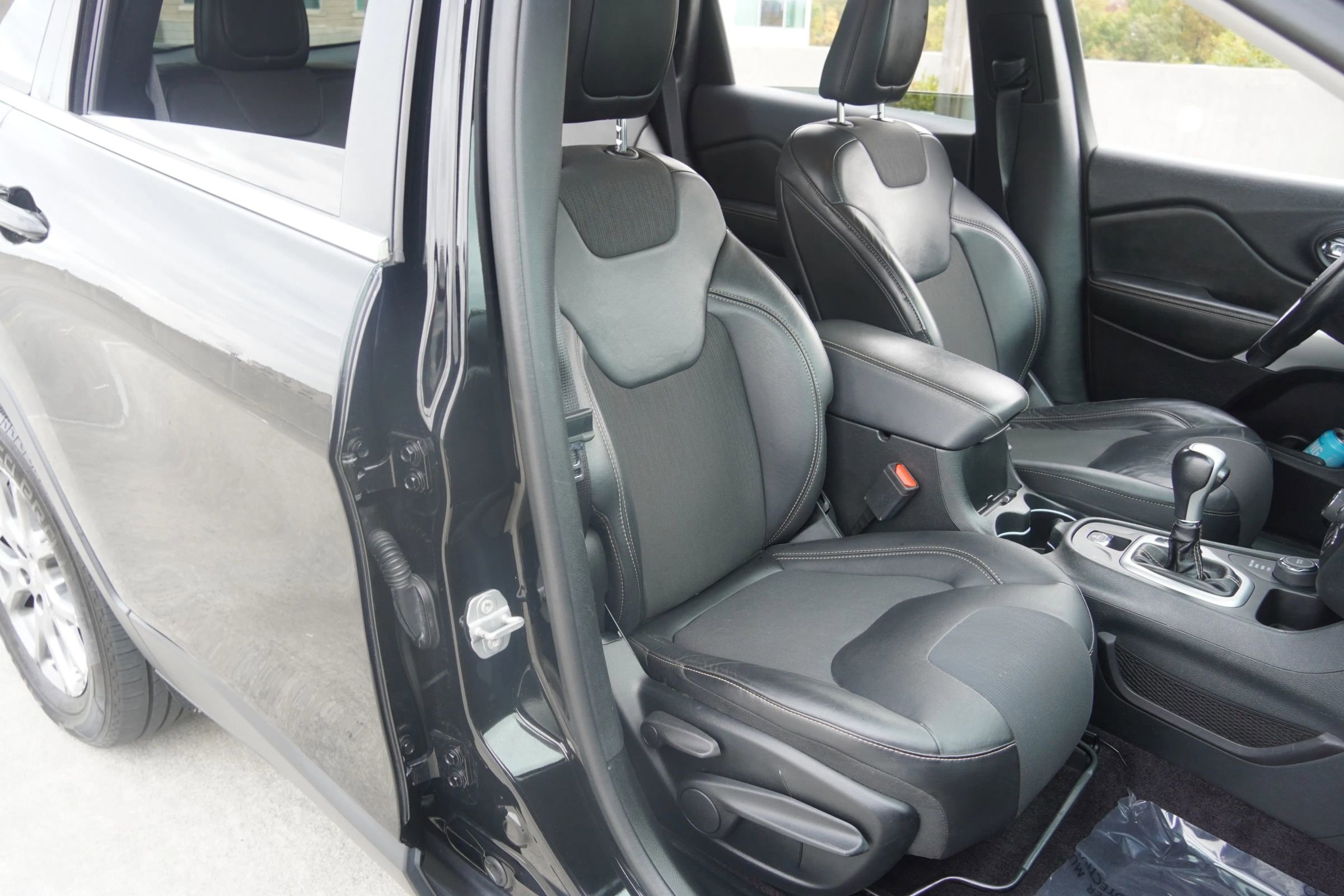 Used 2018 Jeep Cherokee Latitude Plus w/ Cold Weather Group image 10