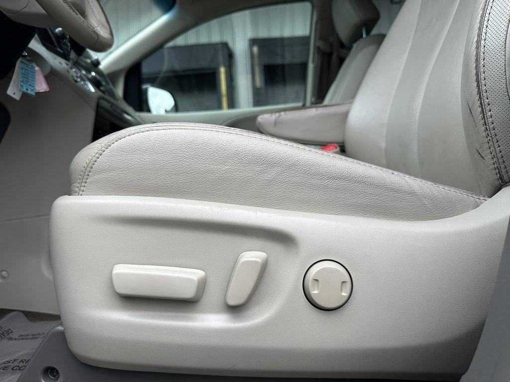 Used 2013 Toyota Sienna XLE FWD image 12
