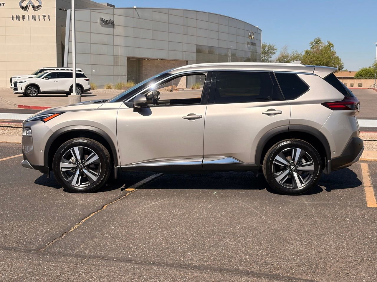 Certified 2023 Nissan Rogue Platinum w/ Platinum Premium Package FWD image 3