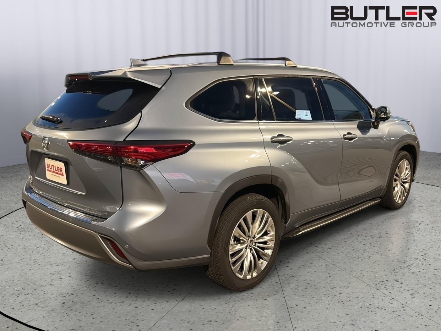 Used 2023 Toyota Highlander Platinum FWD image 6