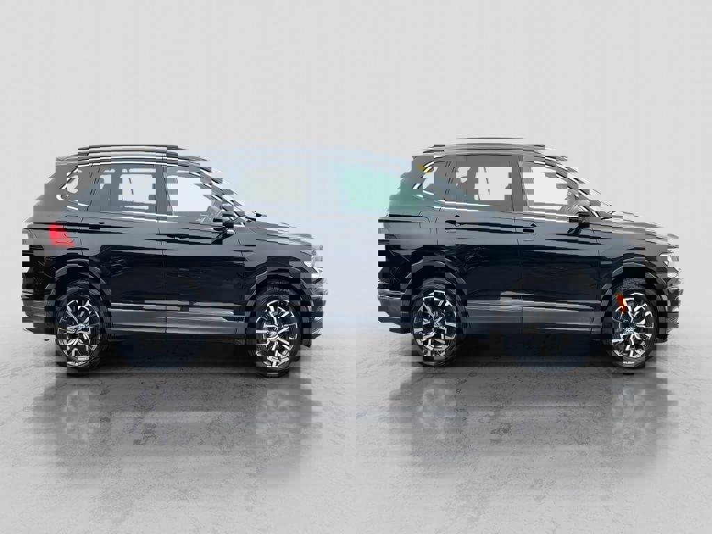 Used 2020 Volkswagen Tiguan SE w/ Panoramic Sunroof Package image 8