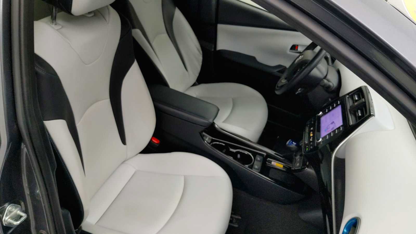 Used 2020 Toyota Prius XLE image 23