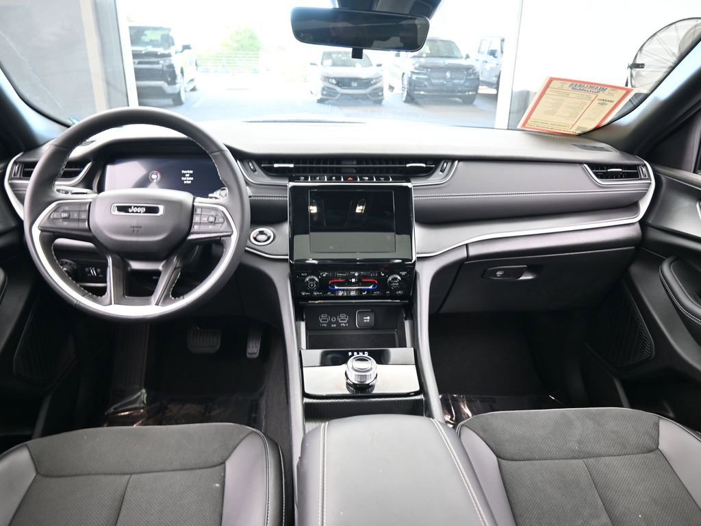 Used 2025 Jeep Grand Cherokee Altitude image 37