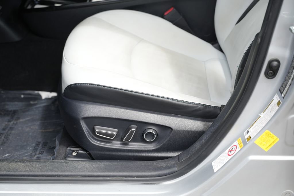 Used 2017 Toyota Prius Four w/ Advanced Technology Package FWD image 20