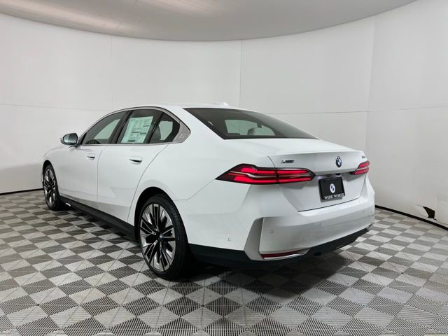 Used 2025 BMW 530i xDrive w/ Premium Package image 5