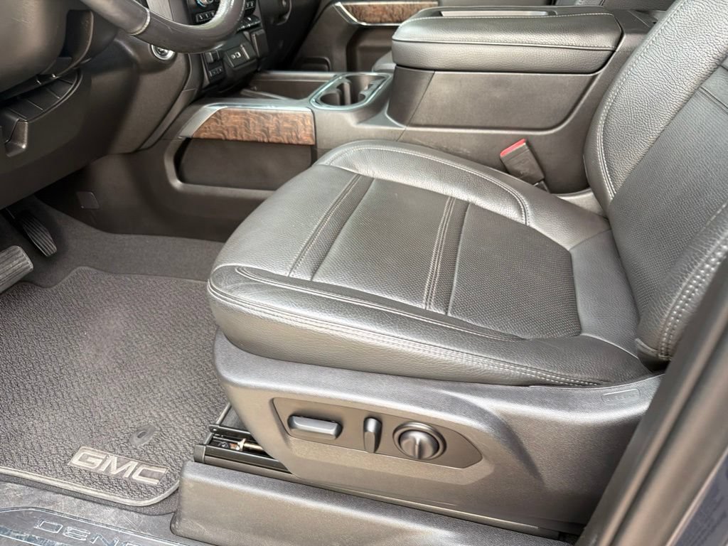 Used 2022 GMC Sierra 3500 Denali AWD/4WD image 9