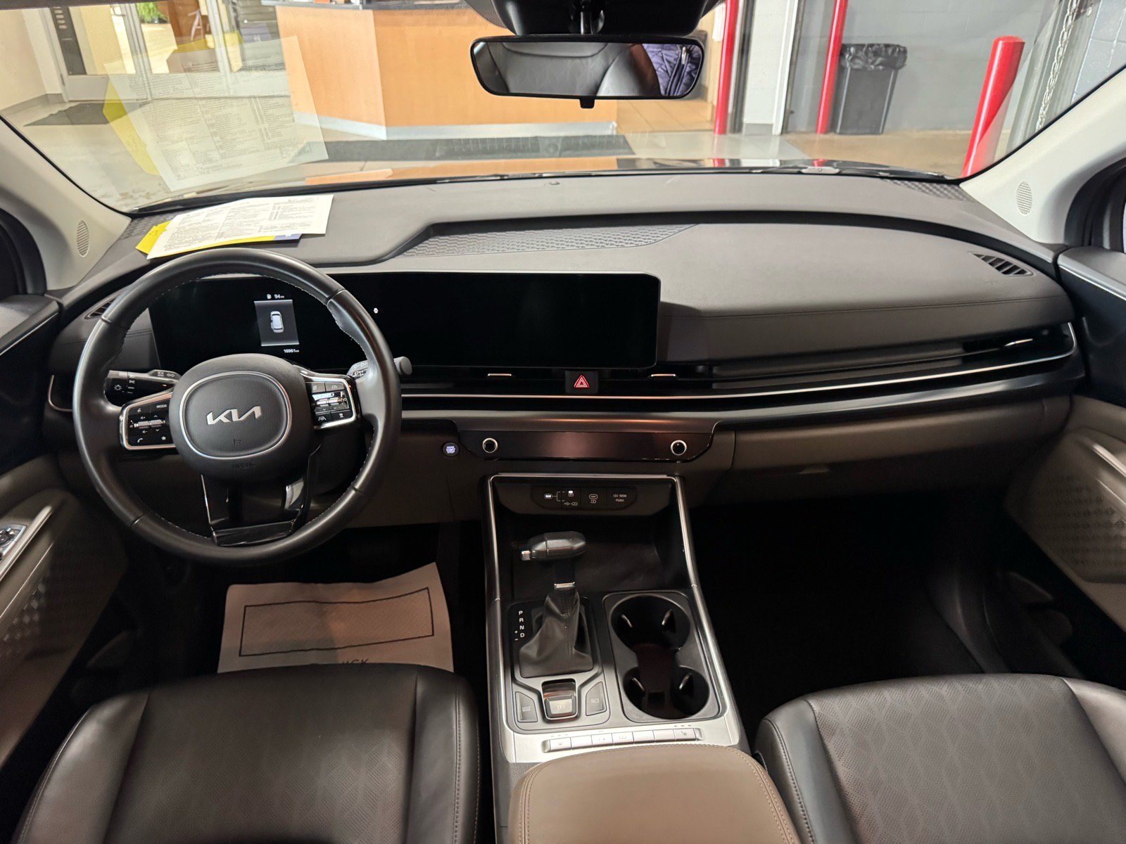 Used 2025 Kia Carnival FWD image 13
