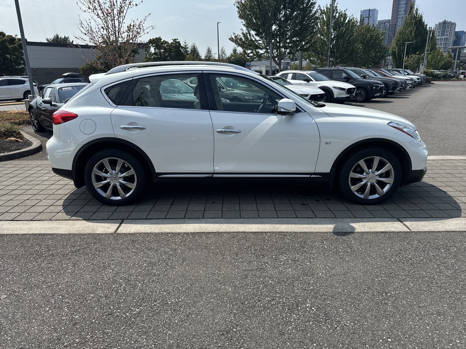 Used 2017 INFINITI QX50 AWD w/ Premium Plus Package image 4