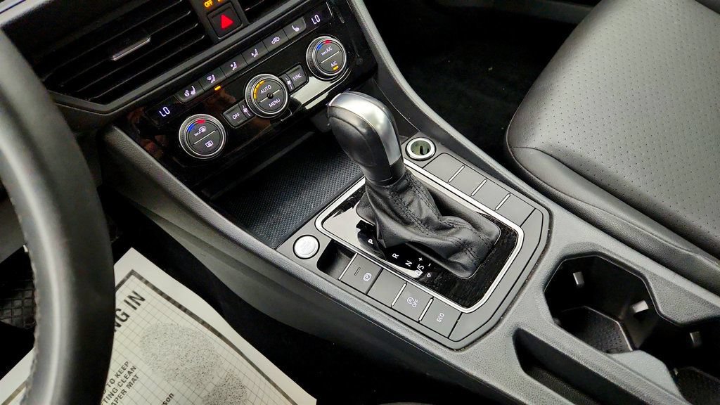 Used 2020 Volkswagen Jetta SE w/ SE Cold Weather Package FWD image 16