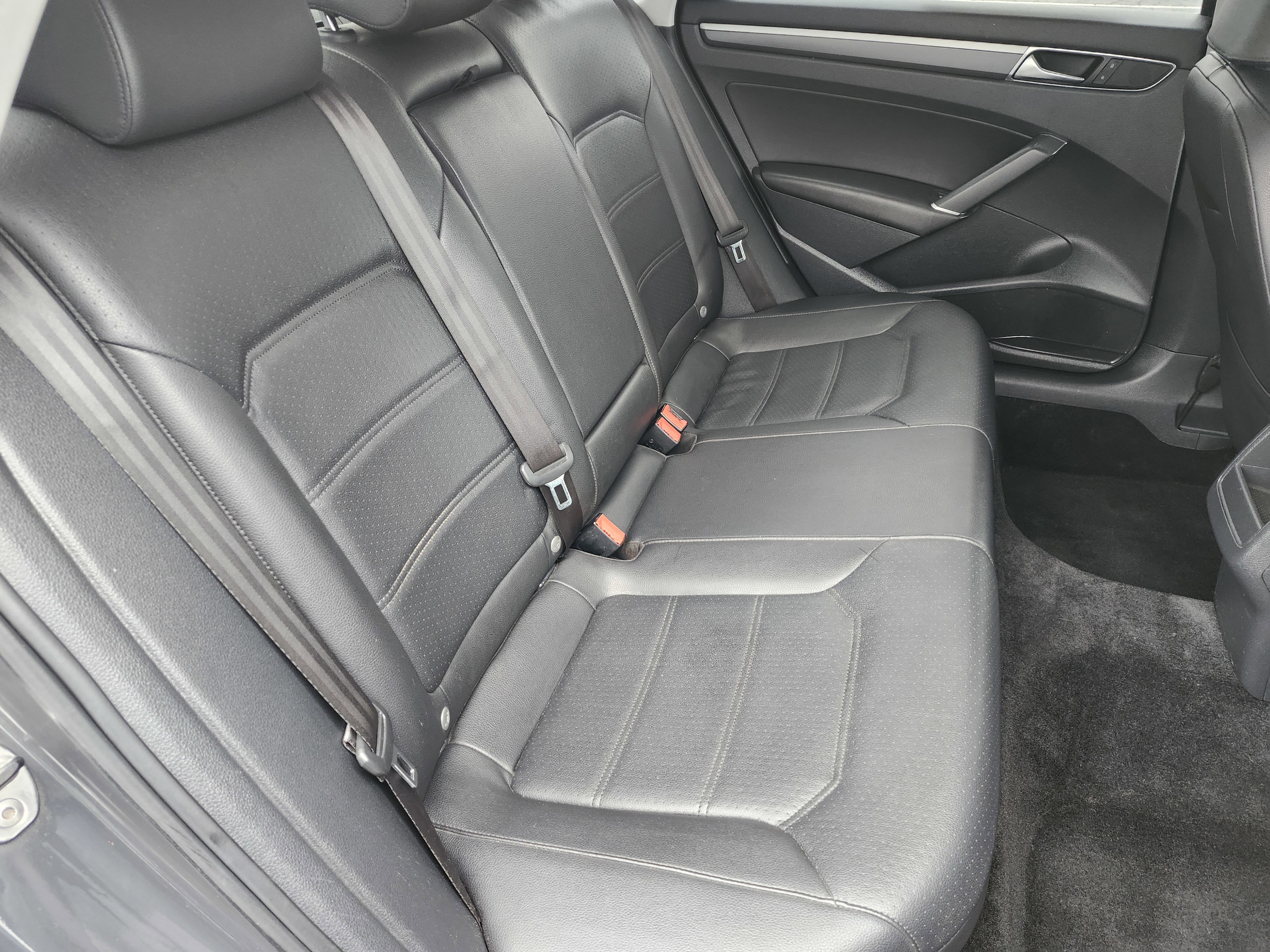 Used 2017 Volkswagen Passat 1.8T R-Line w/ R-Line Lighting Package image 18