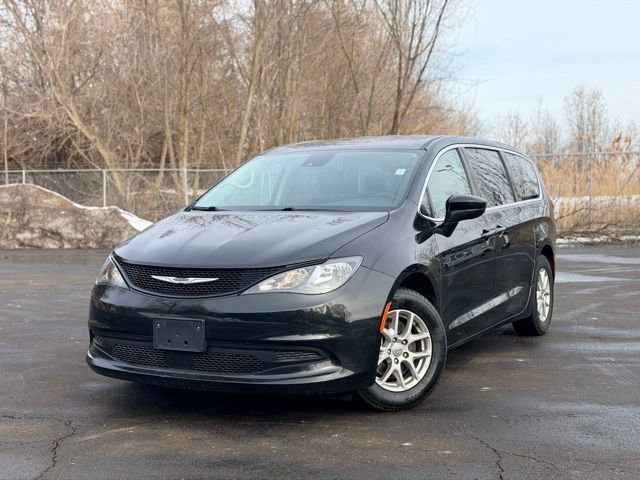 Used 2023 Chrysler Voyager LX image 2