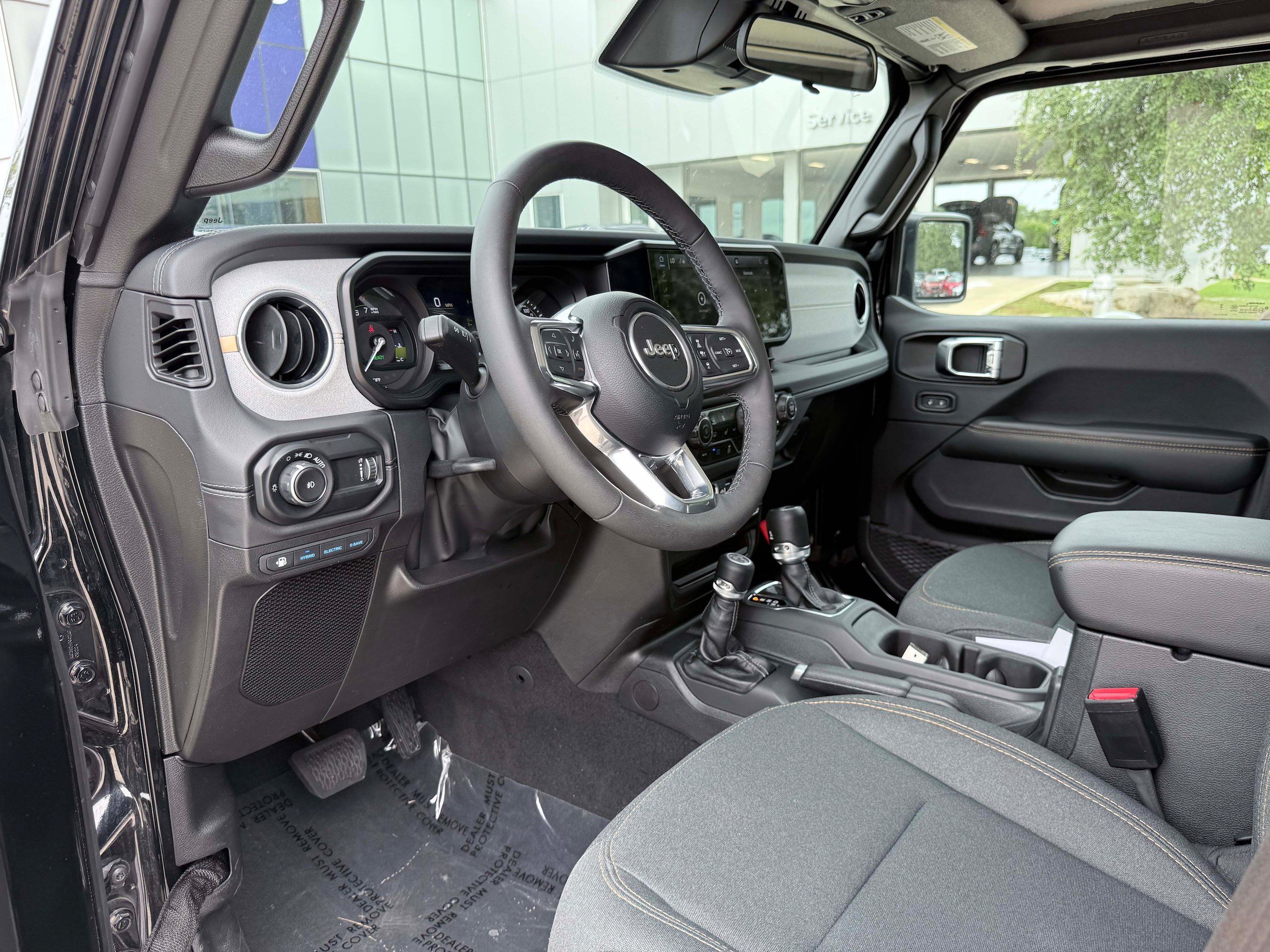 Used 2025 Jeep Wrangler Unlimited Sahara AWD/4WD image 11