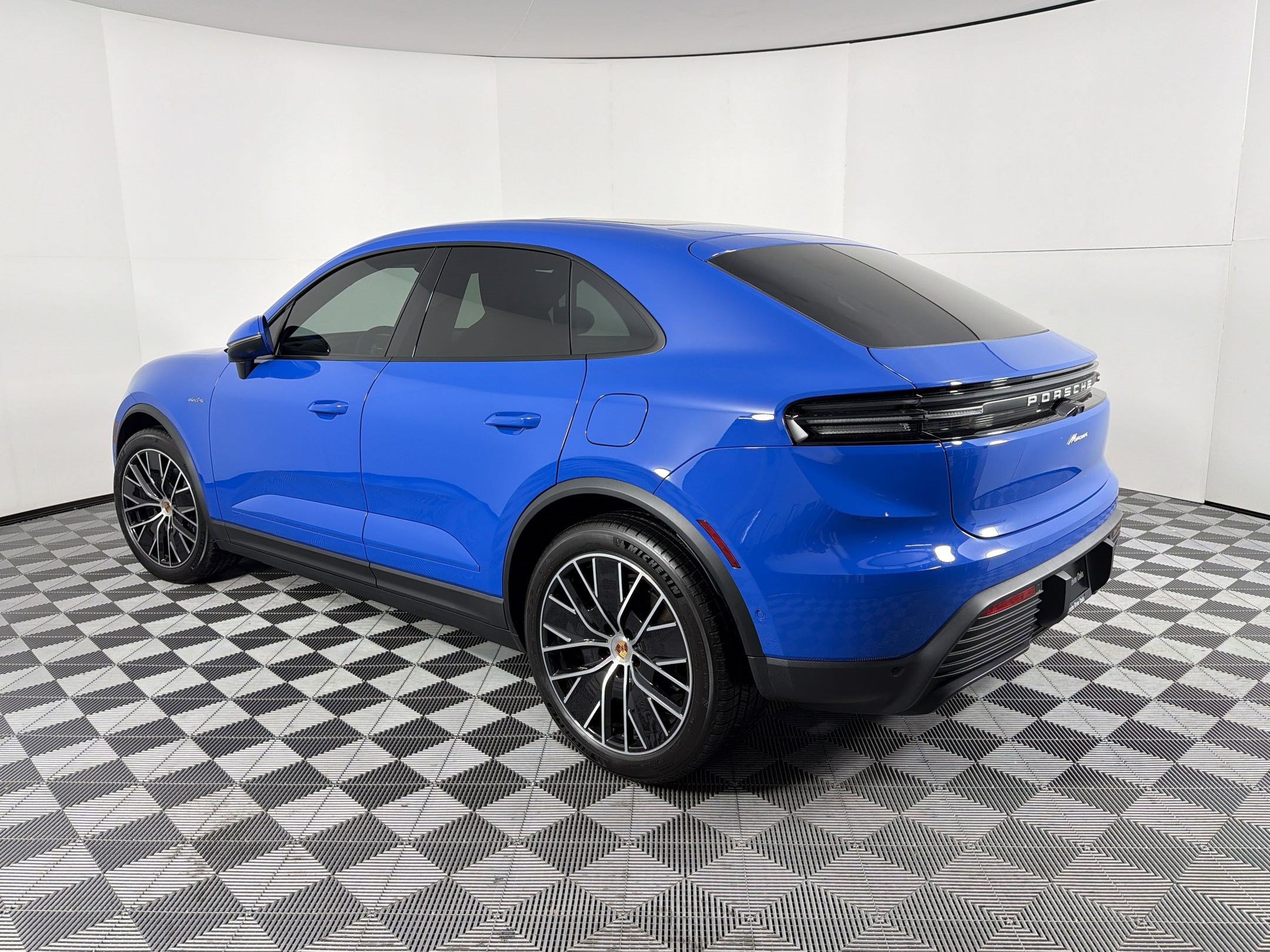 Used 2026 Porsche Macan Electric RWD image 3