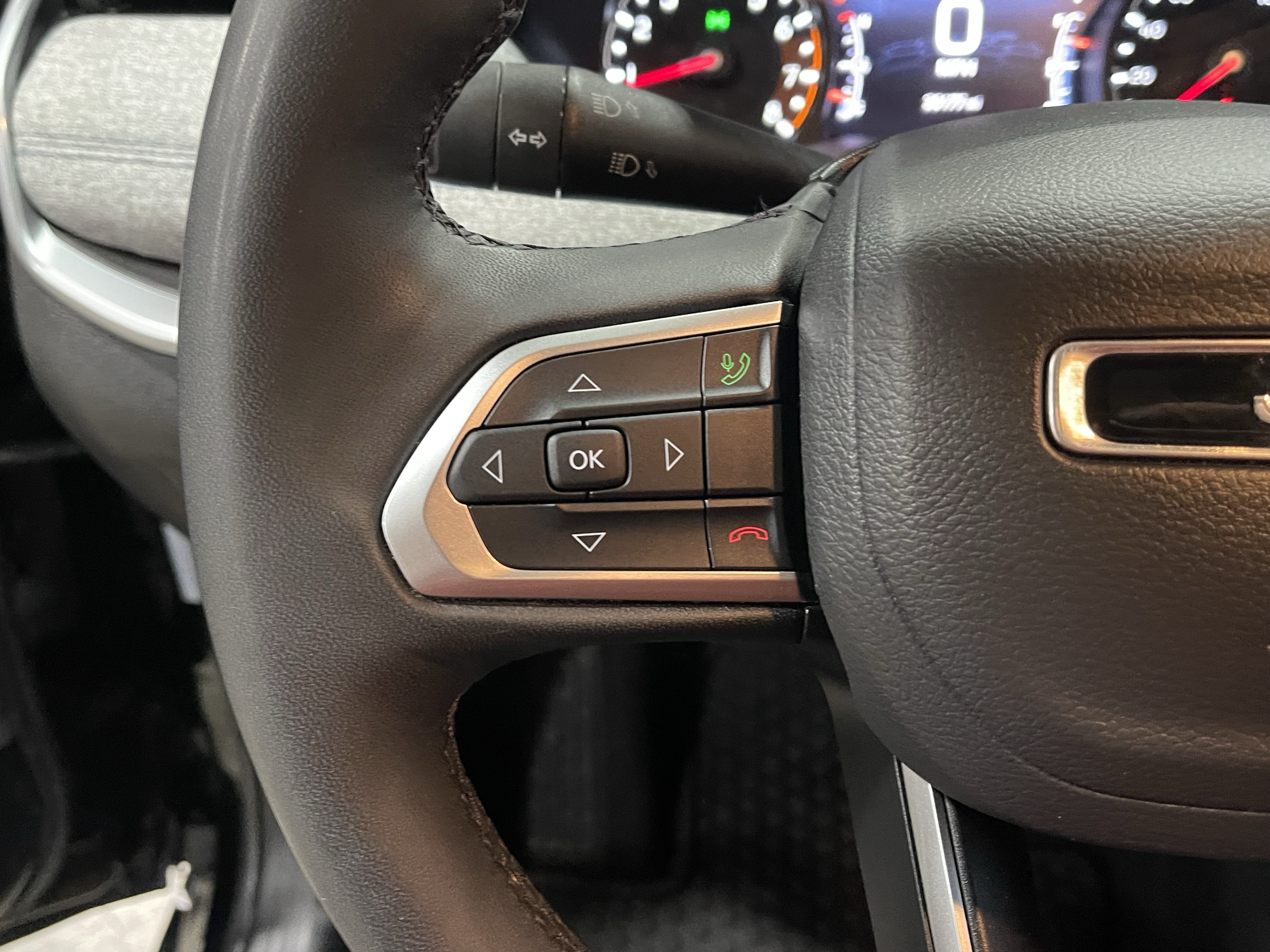 Certified 2025 Jeep Compass Latitude w/ Sun & Sound Group AWD/4WD image 24