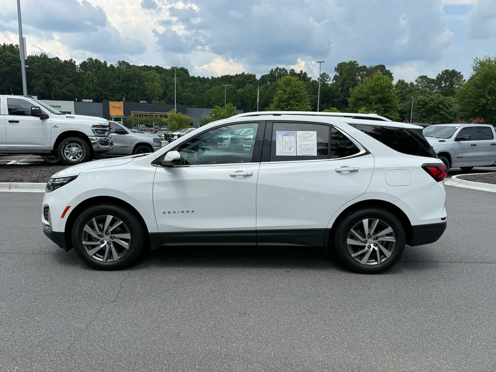 Used 2022 Chevrolet Equinox Premier AWD/4WD image 2