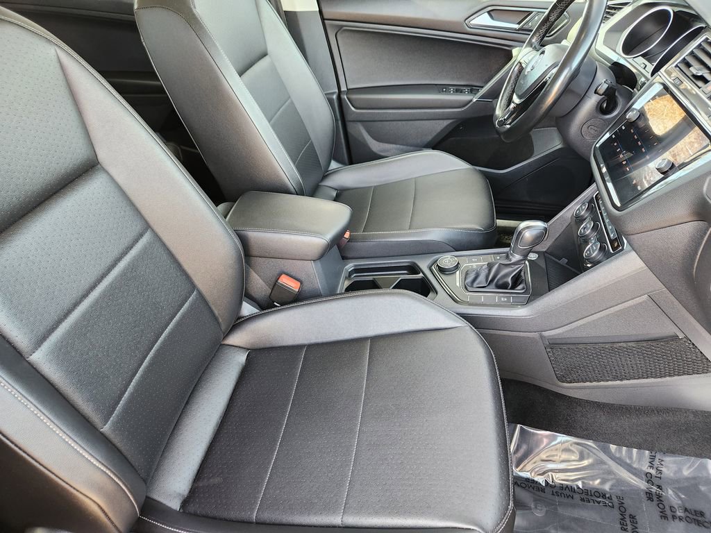 Used 2018 Volkswagen Tiguan SE w/ Panoramic Sunroof Package image 4