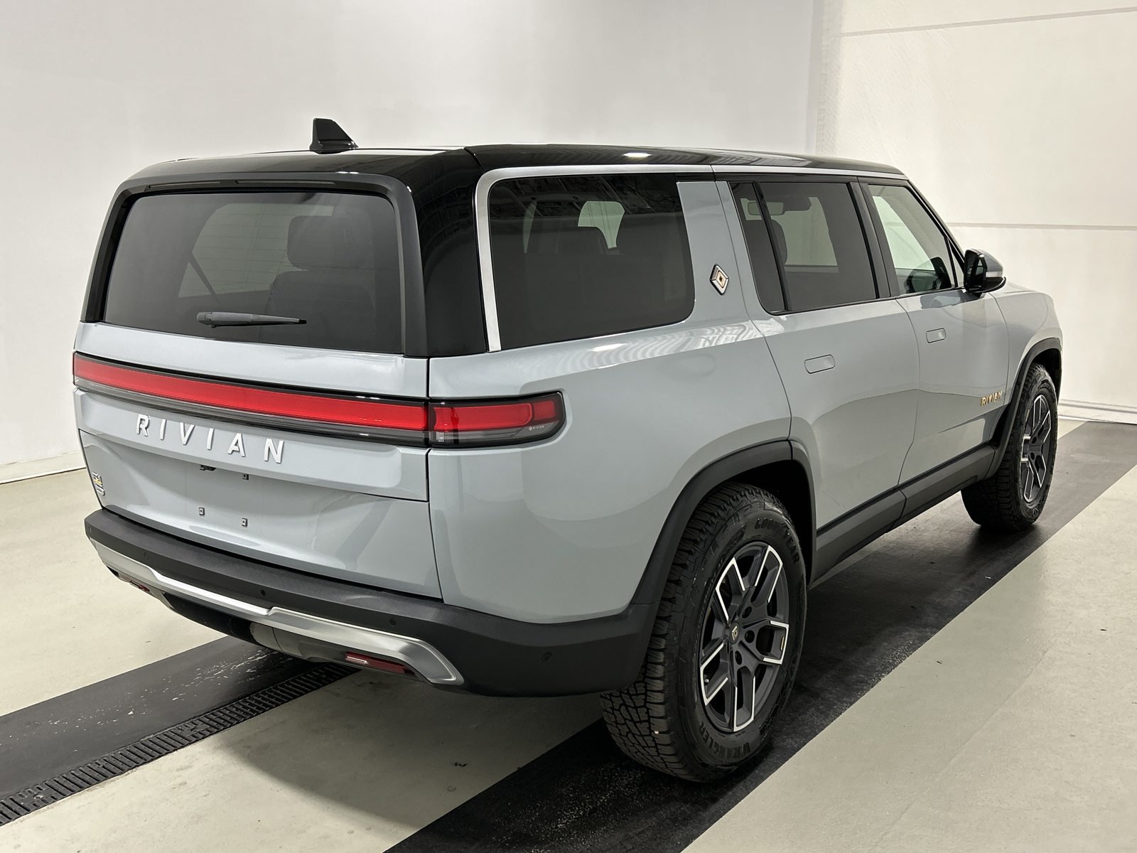 Used 2023 Rivian R1S Adventure Quad AWD/4WD image 5