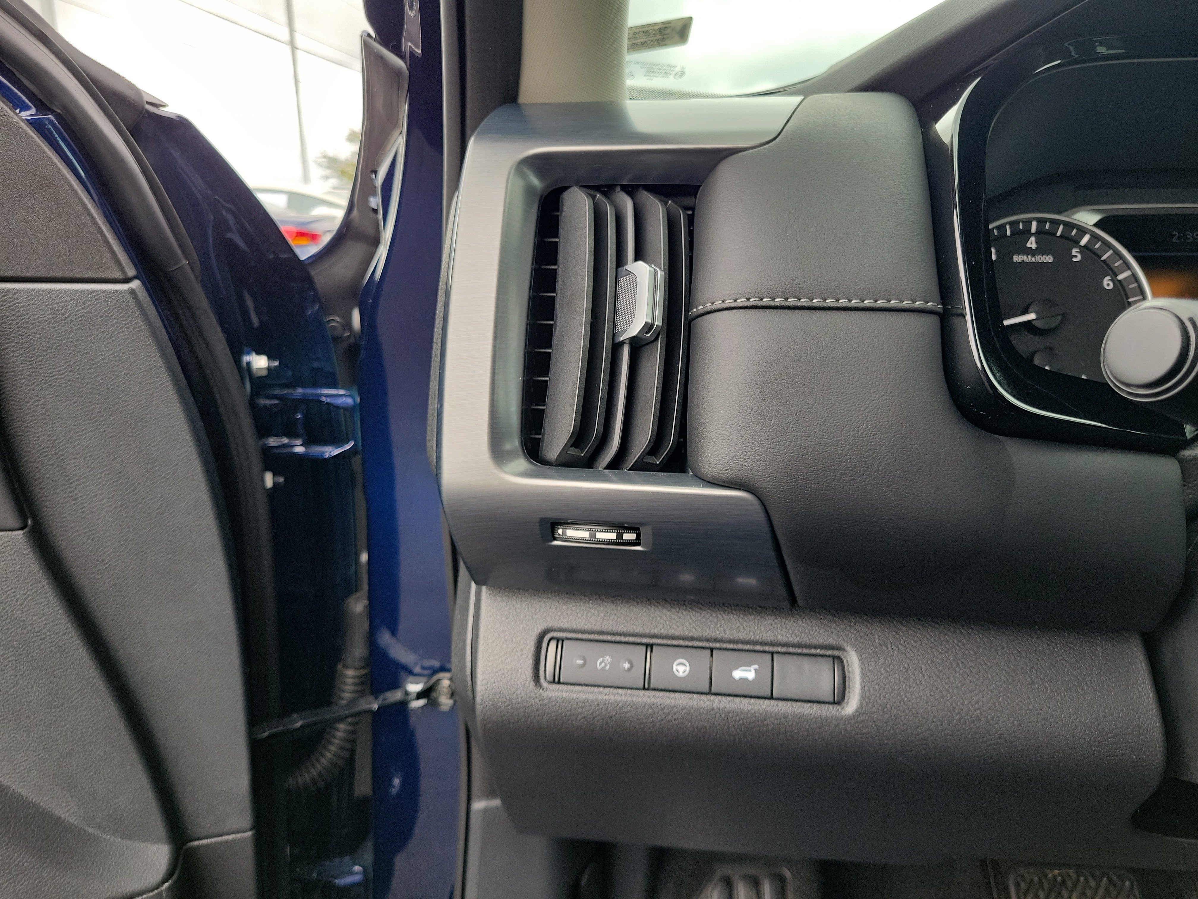 Used 2025 Nissan Pathfinder SL w/ Black Appearance Package AWD/4WD image 20