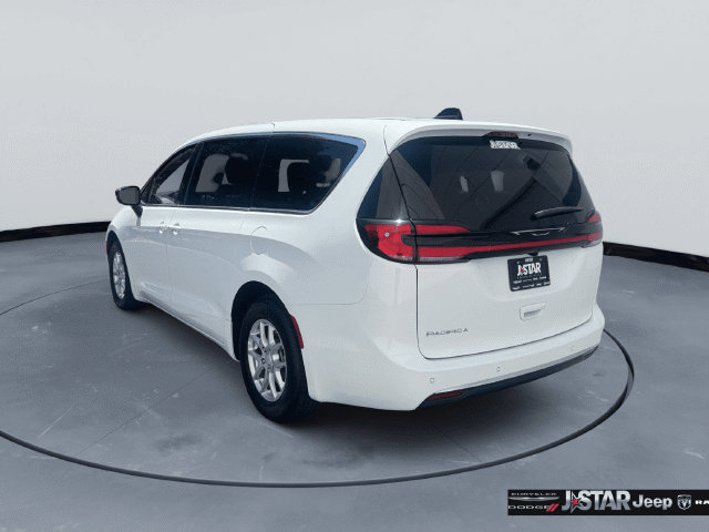 New 2027 Chrysler Pacifica Select w/ Family Tech Group FWD image 3