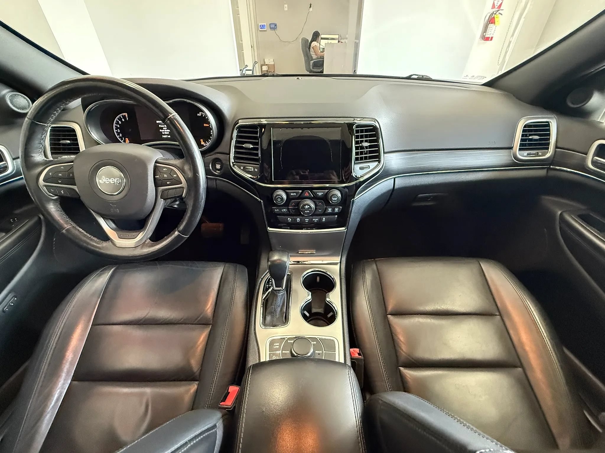 Used 2020 Jeep Grand Cherokee Limited AWD/4WD image 23