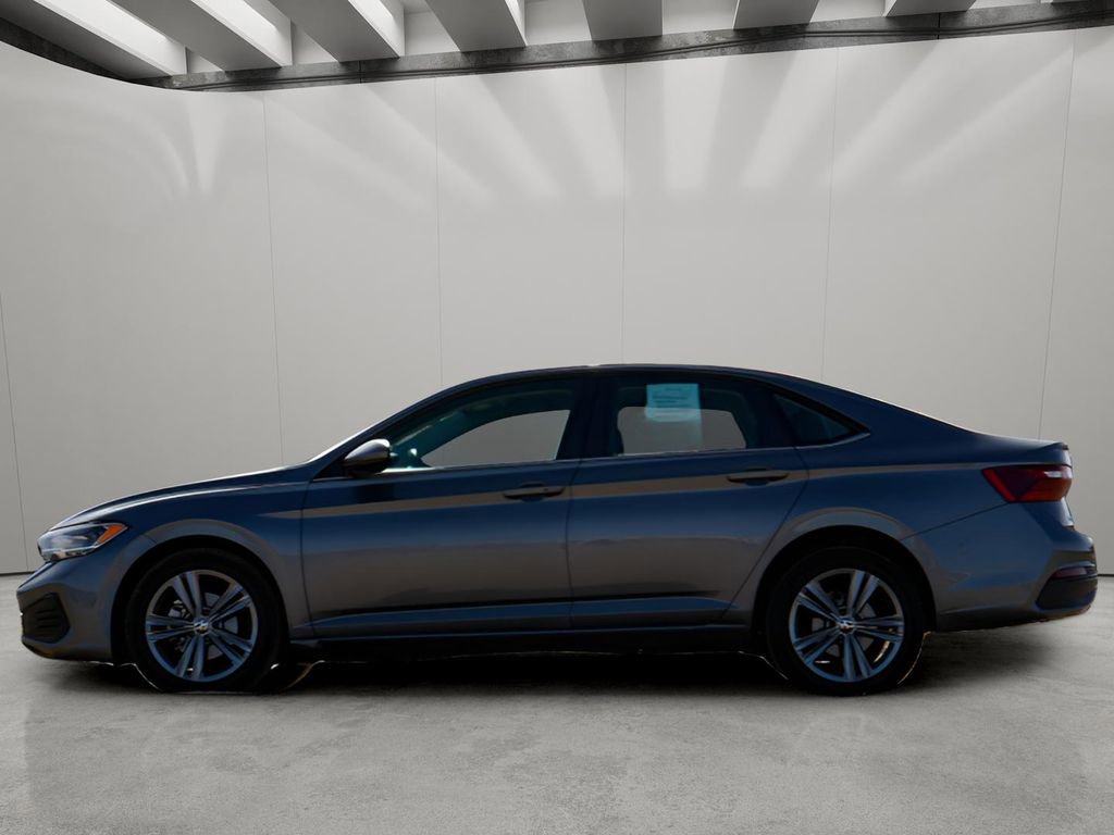 Used 2024 Volkswagen Jetta SE image 2
