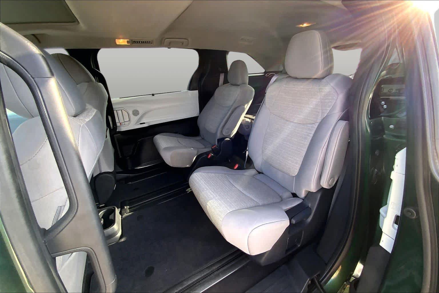 Used 2025 Toyota Sienna LE w/ LE Plus Package FWD image 21