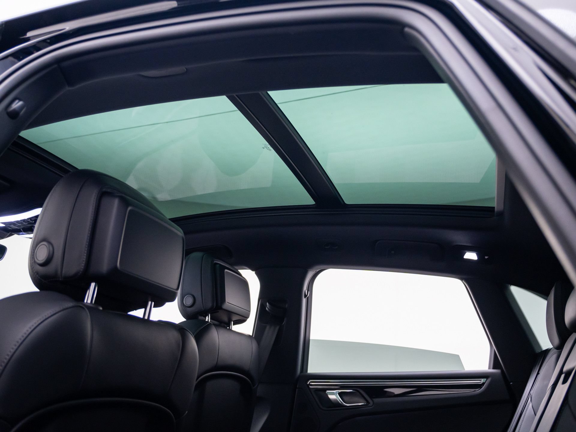 Certified 2025 Porsche Macan AWD/4WD image 17