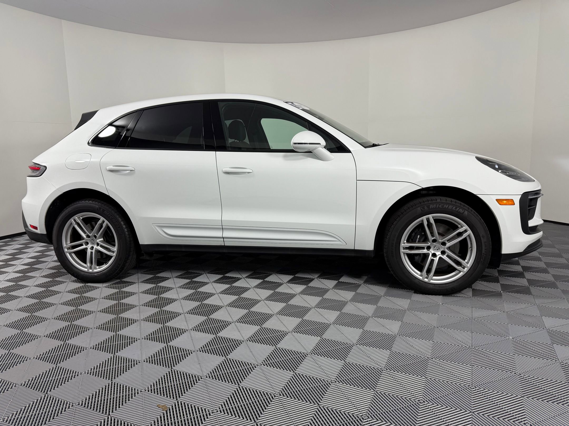 Used 2025 Porsche Macan image 8