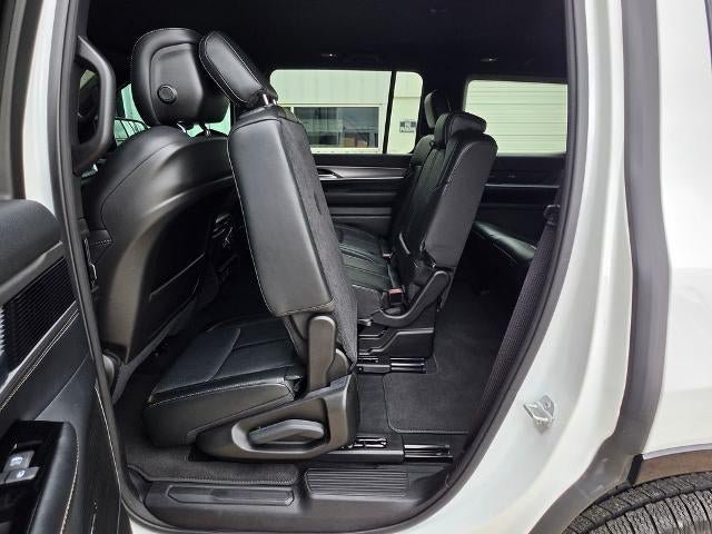 Used 2025 Jeep Wagoneer Series II w/ 8-Passenger Seating Package AWD/4WD image 31