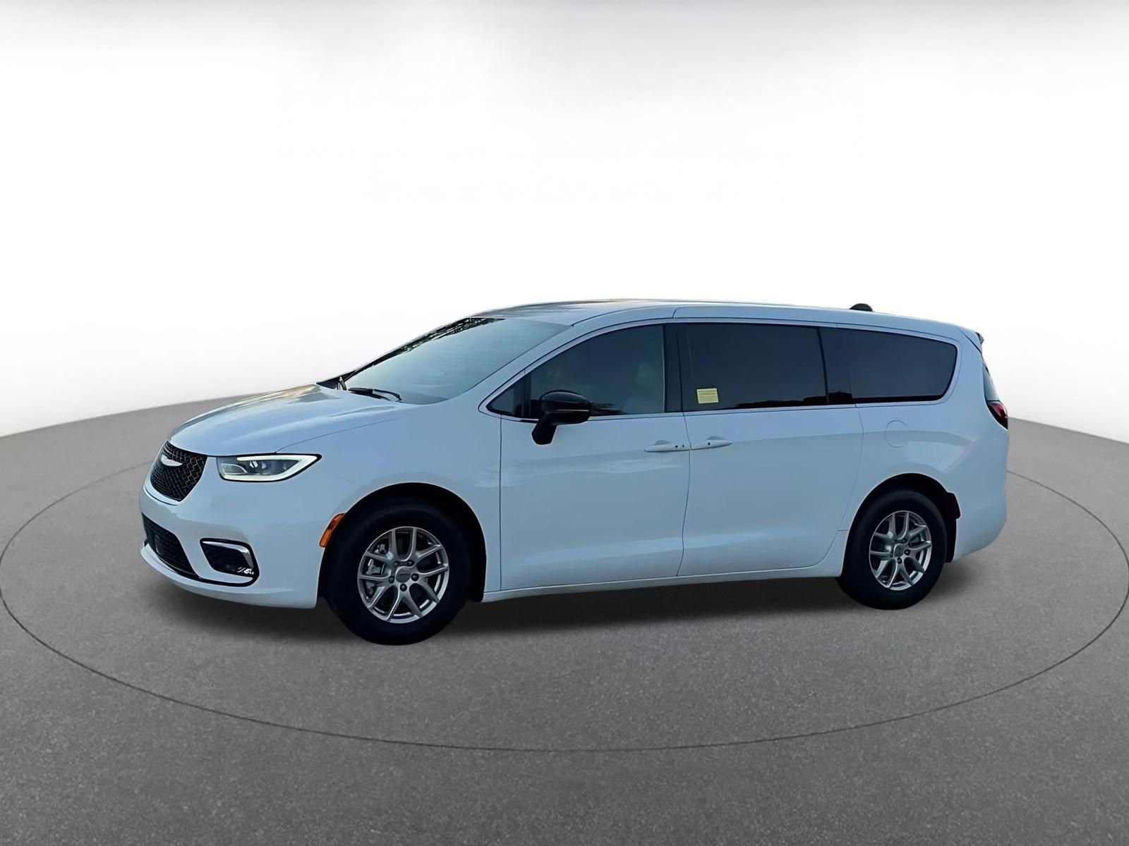 Used 2025 Chrysler Pacifica Select image 8