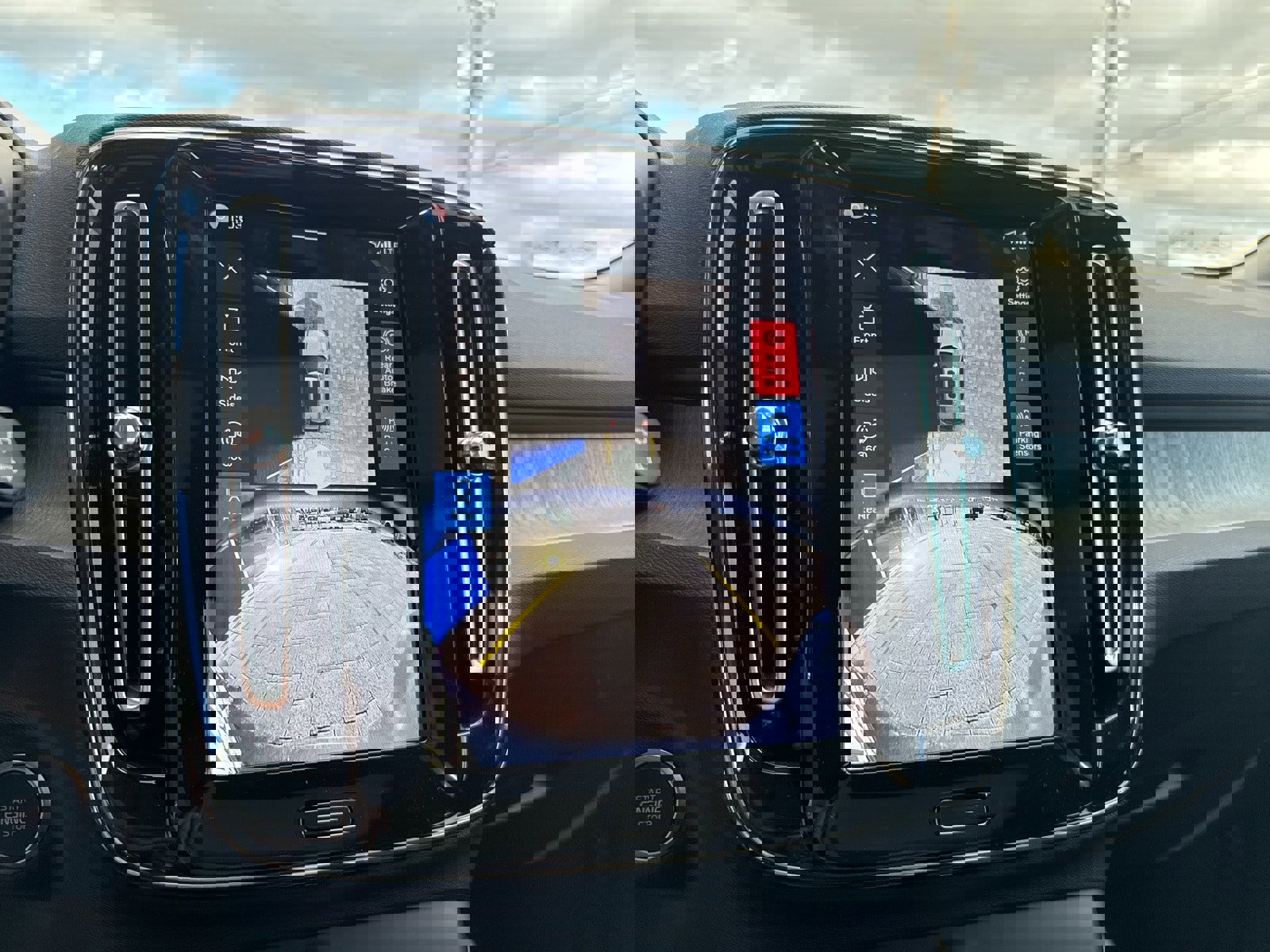 New 2026 Volvo XC40 B5 Ultra w/ Protection Package Premier image 25