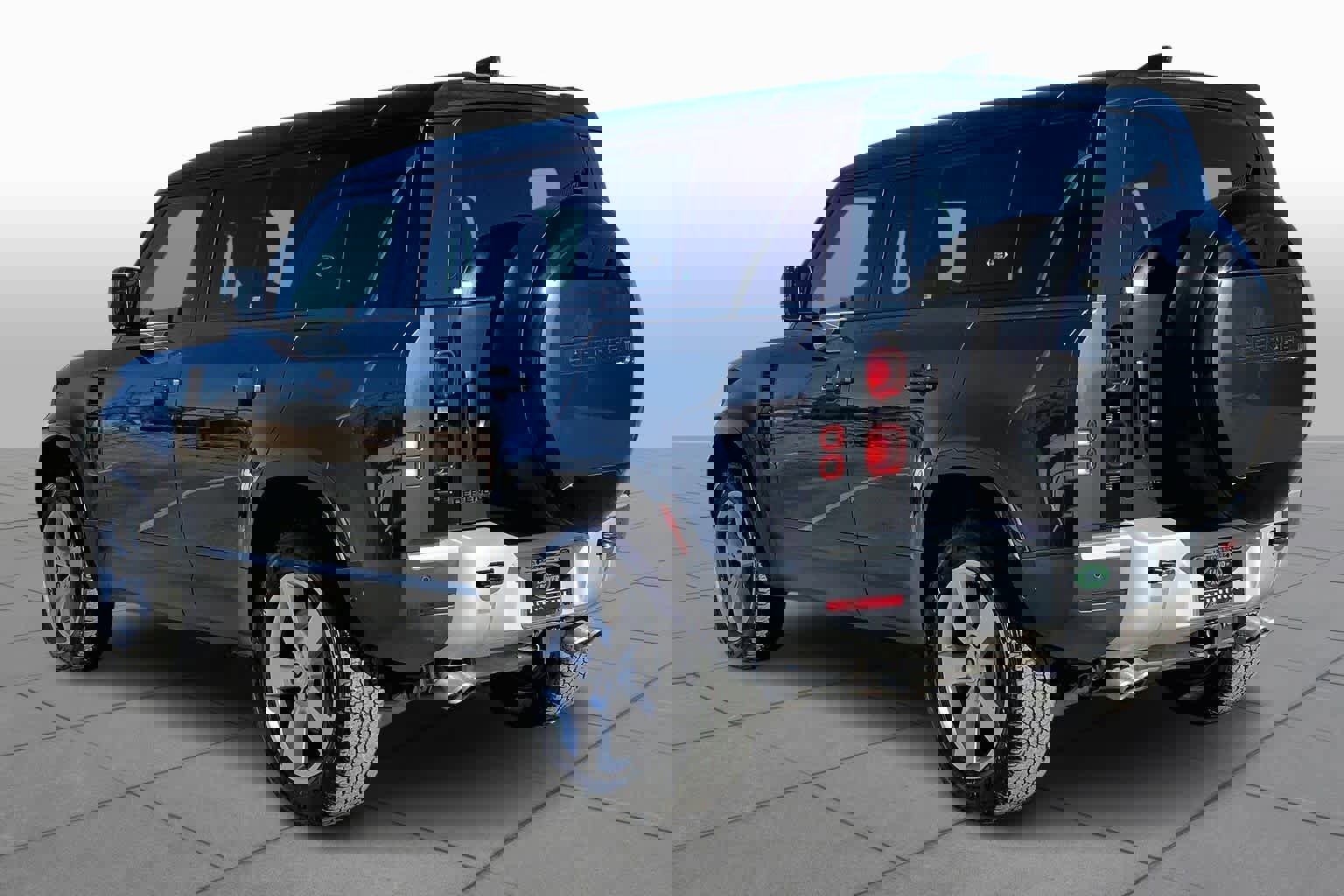 Used 2024 Land Rover Defender 110 SE image 11