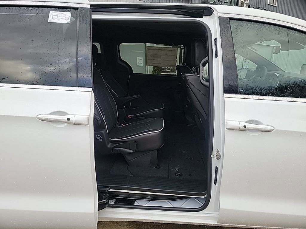 New 2026 Chrysler Pacifica Limited w/ Uconnect Theater Family Group image 9