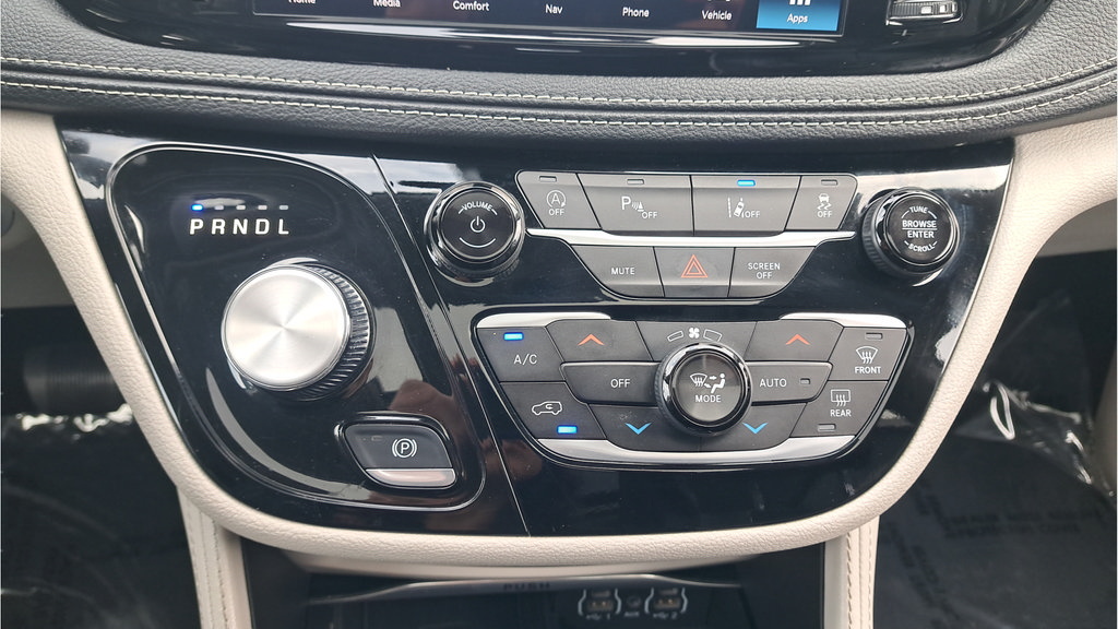 Used 2023 Chrysler Pacifica Limited FWD image 21