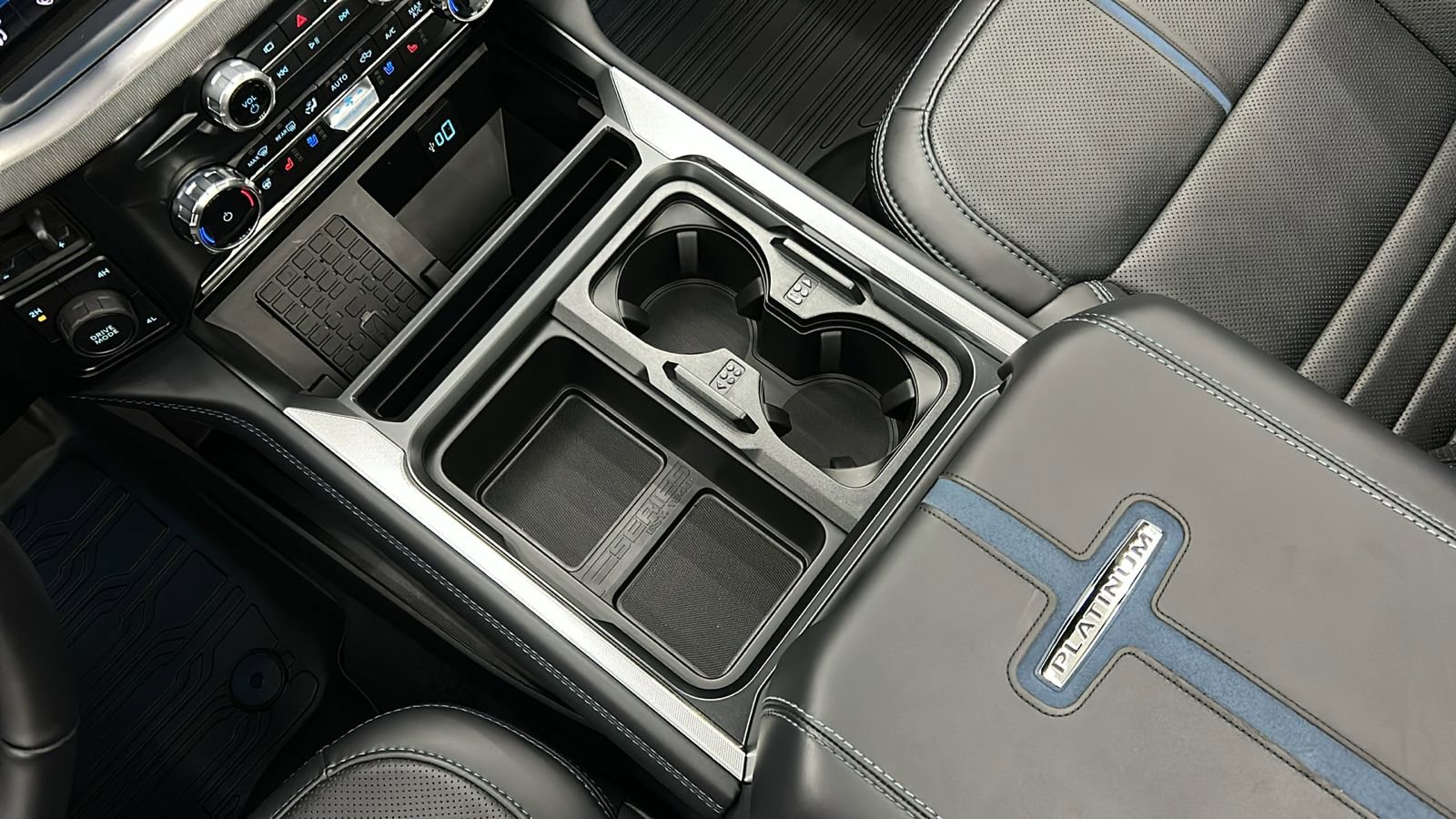 Used 2025 Ford F450 Platinum w/ FX4 Off-Road Package image 28