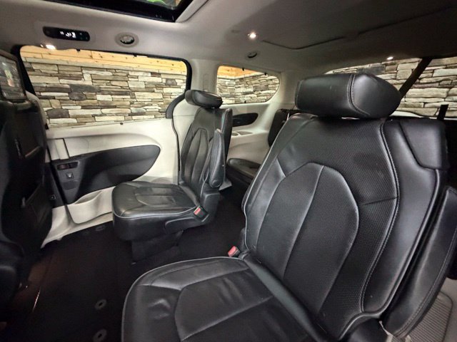 Used 2017 Chrysler Pacifica Limited FWD image 32