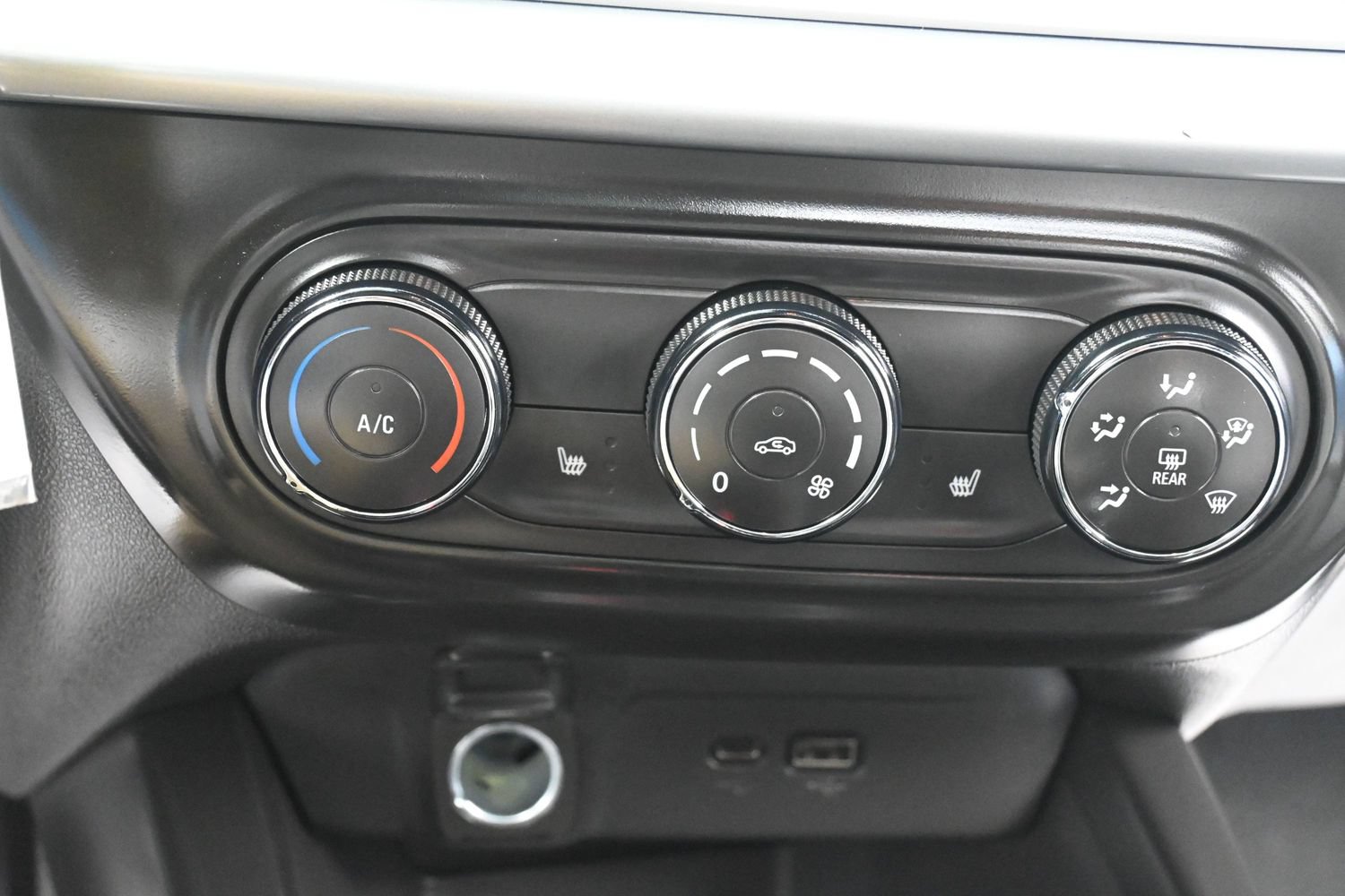 Used 2025 Chevrolet Trax RS w/ Sunroof Package FWD image 28