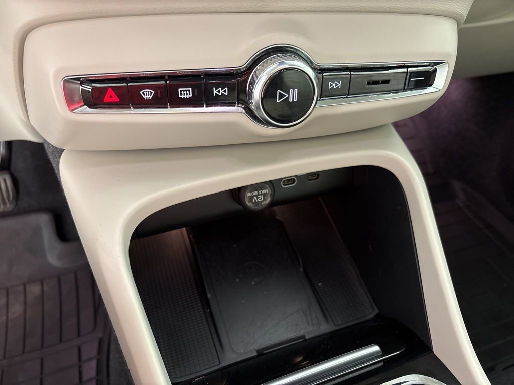 Used 2024 Volvo XC40 B5 Ultimate w/ Protection Package image 36