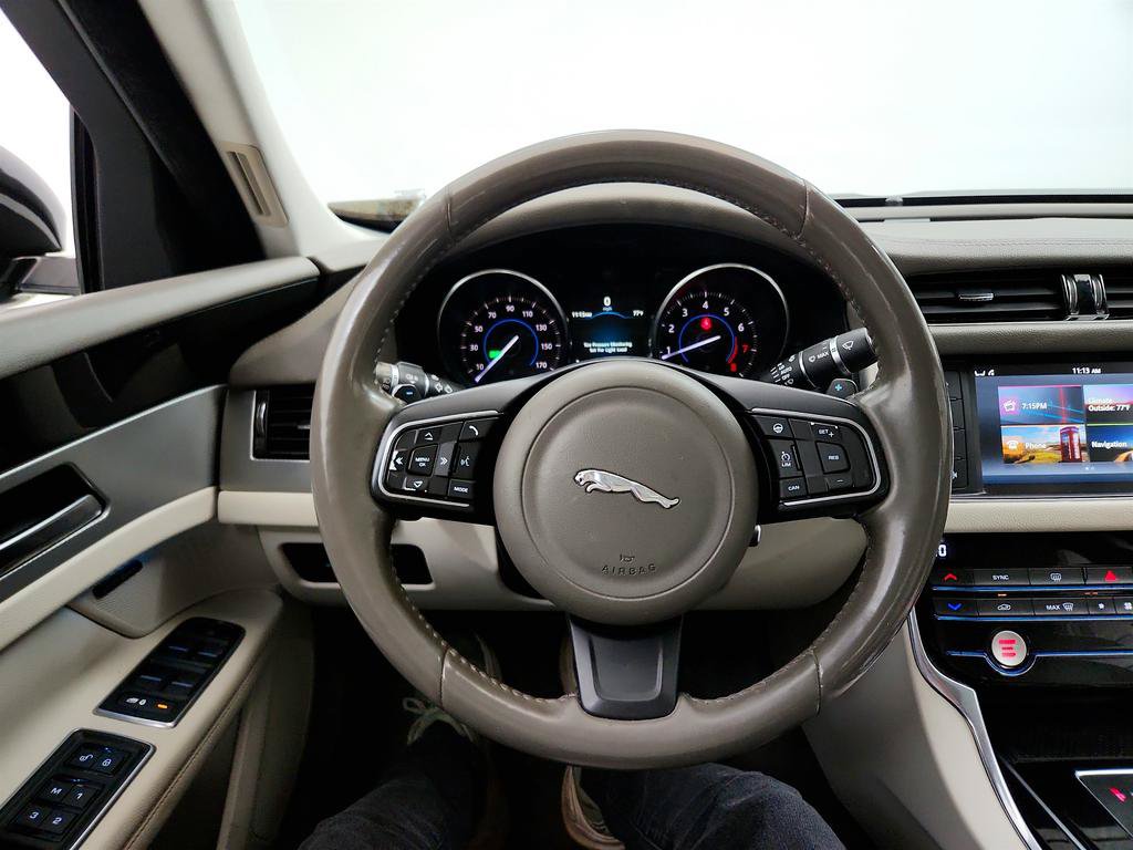 Used 2016 Jaguar XF Prestige RWD image 17