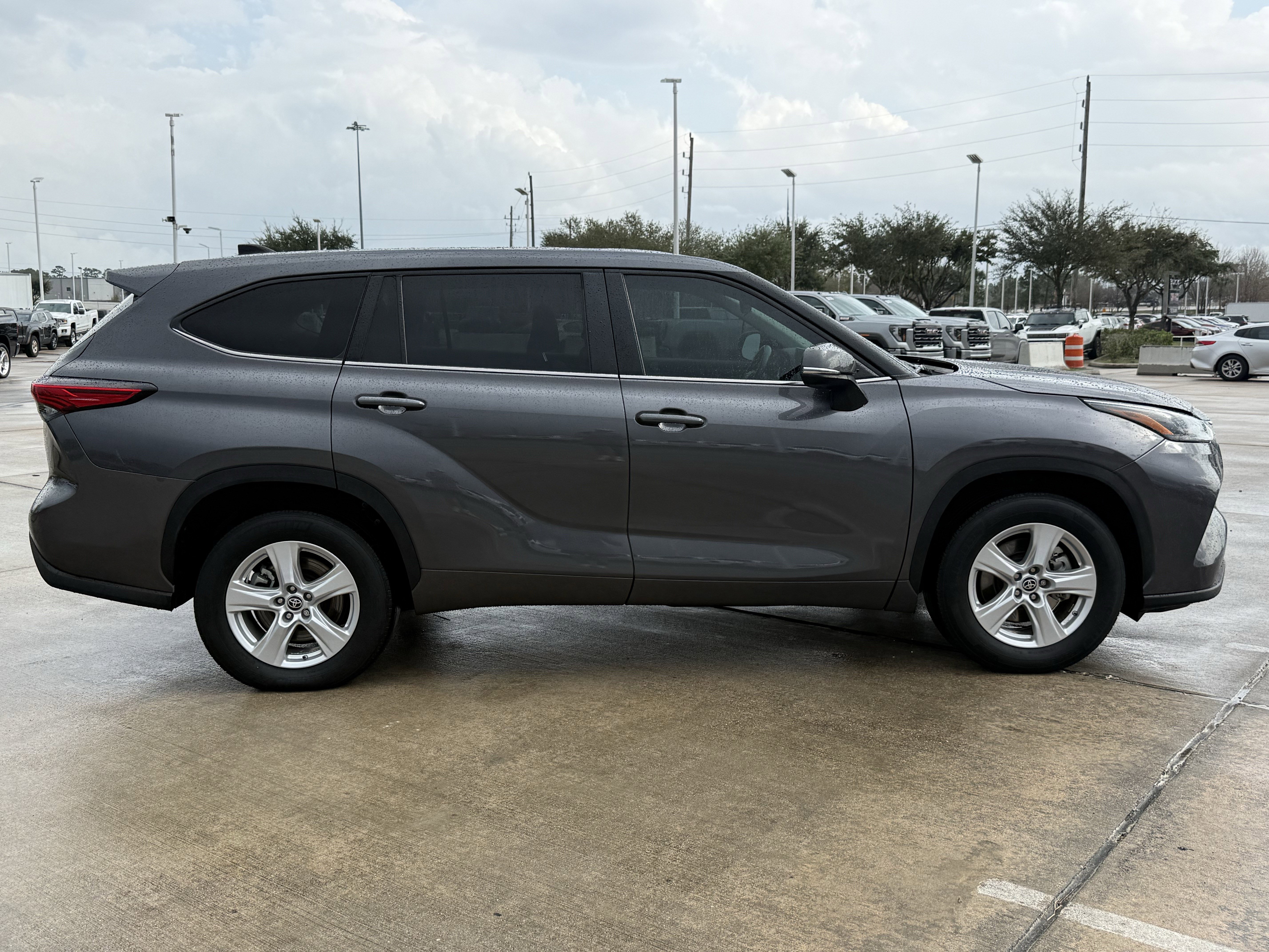 Used 2023 Toyota Highlander L image 3